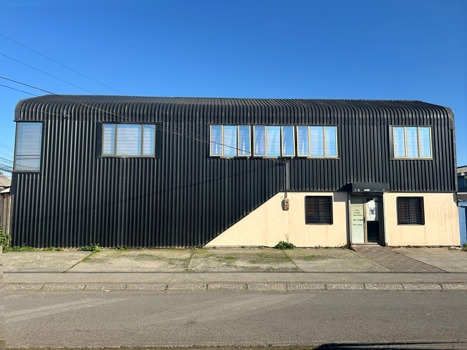 Fachada de edificio revestido en planchas metálicas negras